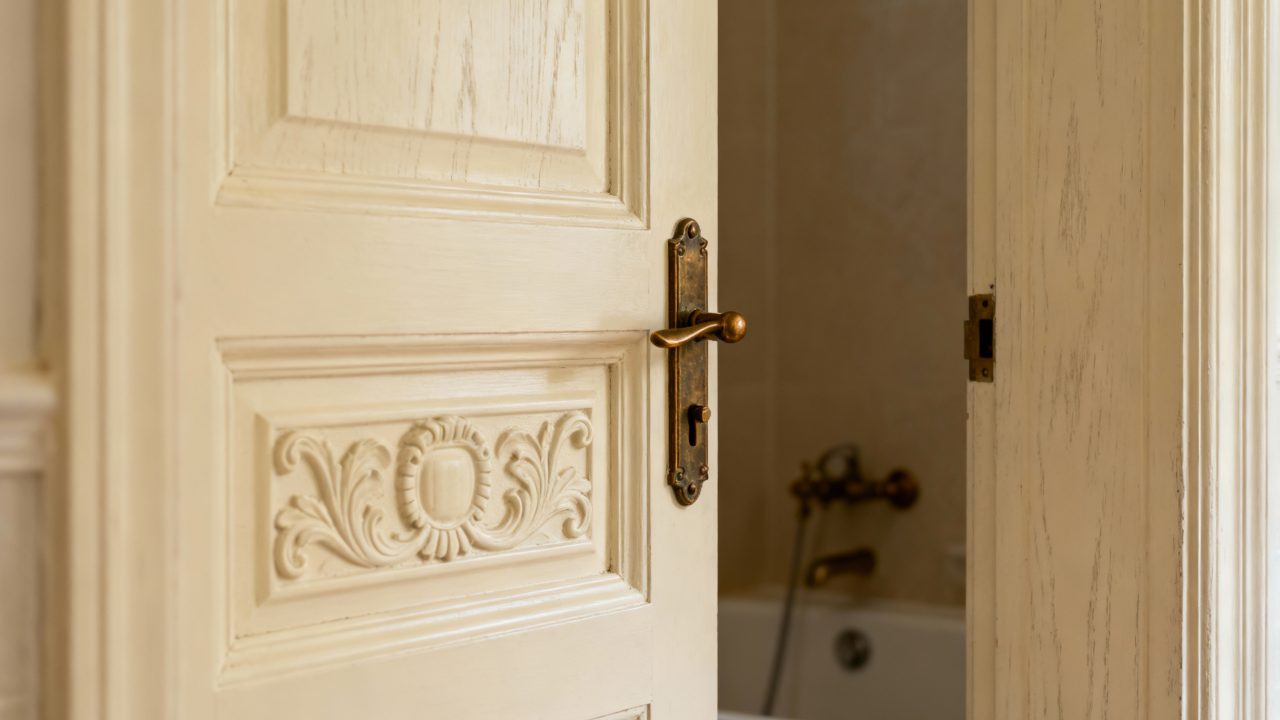 Выбор влагостойких межкомнатных дверей для ванной комнаты и туалета с учетом вентиляции